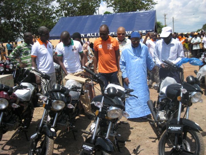 Korhogo-M’bengué:  le directeur départemental de campagne du RHDP offre 40  motos aux  responsables des instances  de base du RDR, PDCI,  UDPCI et  MFA