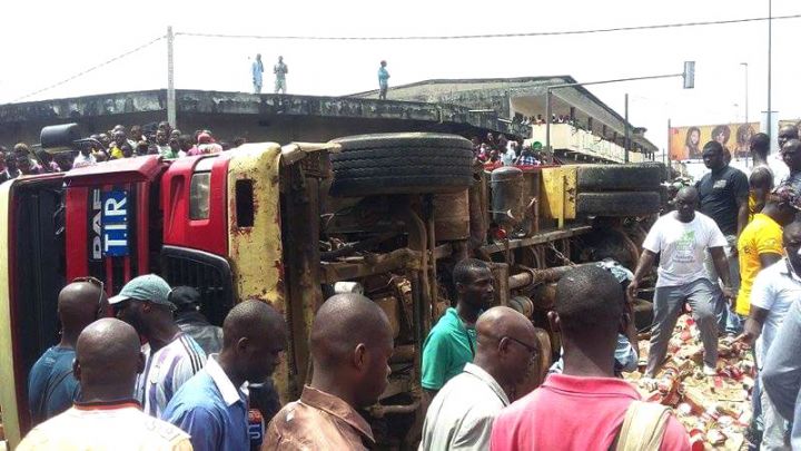 Un camion poids lourd tombe en plein marché et fait 3 morts à Adjamé-Roxy