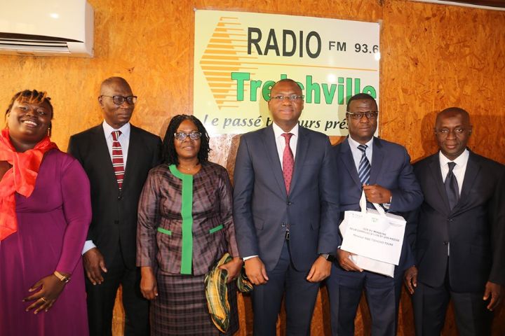 Visite dans les rédactions : Sidi Touré échange avec les journalistes de la Radio Treichville.