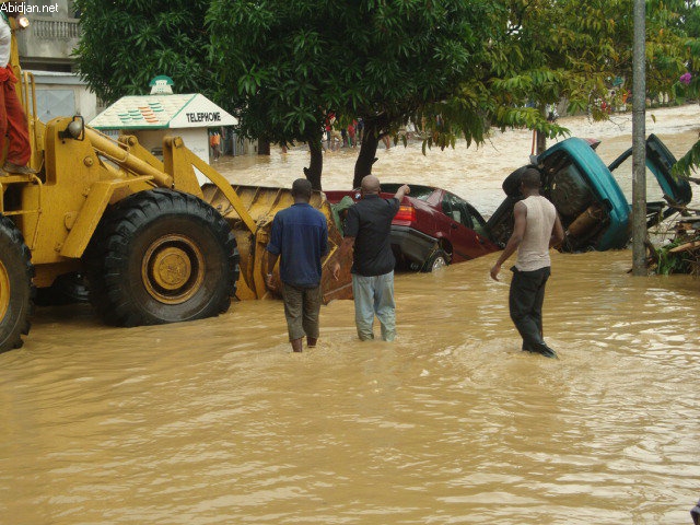 Obstacle à l’évacuation des eaux usées/Abidjan : des millions de capotes bouchent les tuyaux
