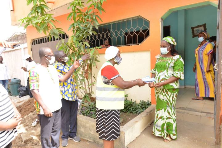 Deuxième phase de distribution des sacs poubelles : 23 700 rouleaux remis à des ménages du District d’Abidjan