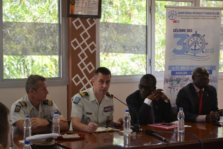 Visite des attachés de défense français à l’institut de sécurité maritime interrégional