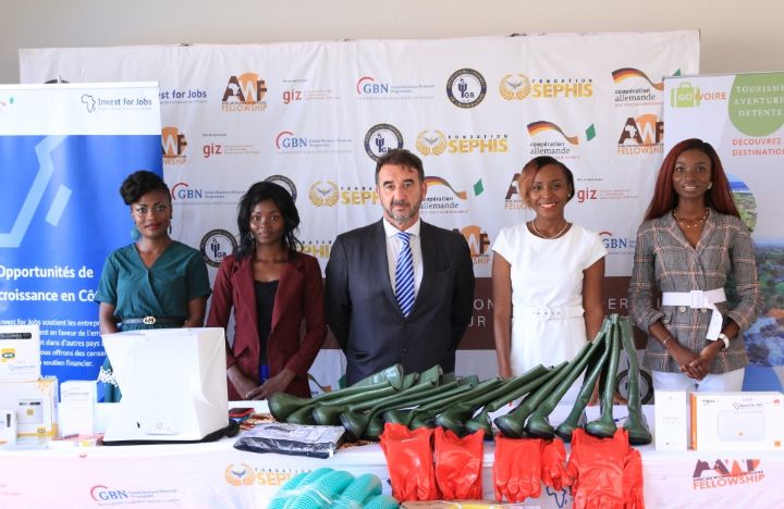 03 jeunes femmes entrepreneures reçoivent des équipements de la Fondation SEPHIS et de son partenaire Invest for Jobs/GIZ