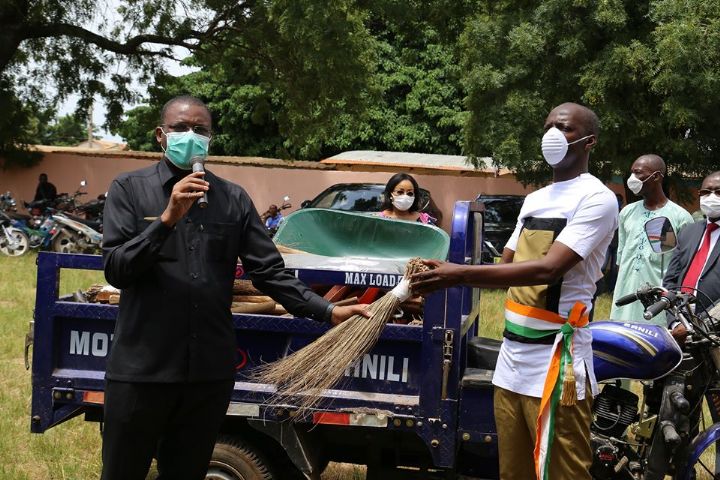Lutte contre l’insalubrité urbaine : Sidi Touré équipe la mairie de Béoumi