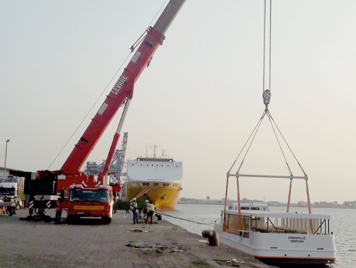 Les équipes de Levage et Transport Exceptionnel de Bolloré ont réussi une opération de mise à l’eau de bateaux bus pour un client