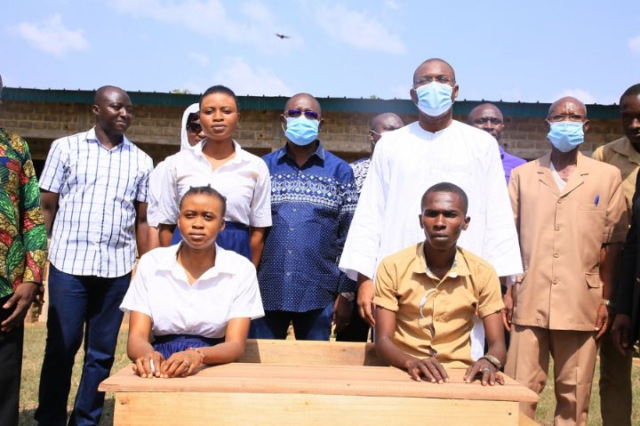 Béoumi/Le ministre Sidi Touré fait don de 500 tables-bancs aux structures scolaires