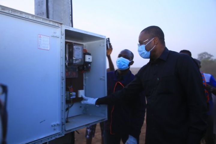 Béoumi : le ministre Sidi Touré électrifie plusieurs quartiers de la ville