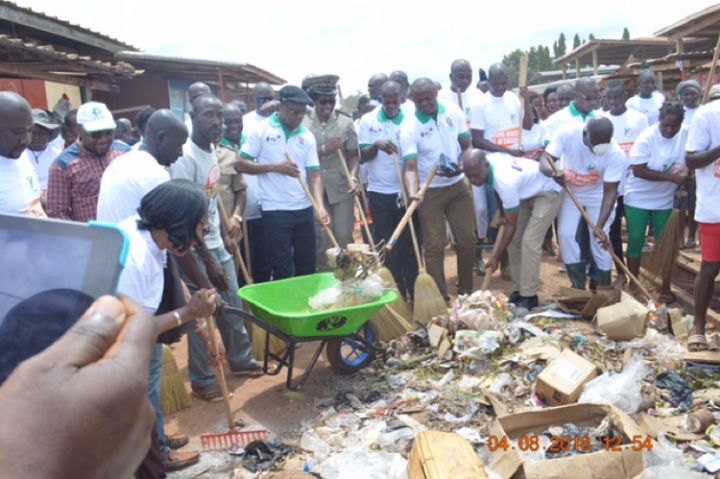 Salubrité/Opération Grand ménage à Didievi: Kouassi Brice et une ONG balaient la ville