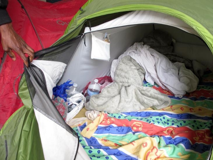 Sauter la barrière vers l’Europe: rires et larmes de migrants désespérés