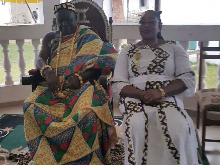 Lutte contre la pauvreté: Décorée par la grande chancellerie, la présidente de l’ONG ``Saraman``remet  sa médaille au roi du Sanwi