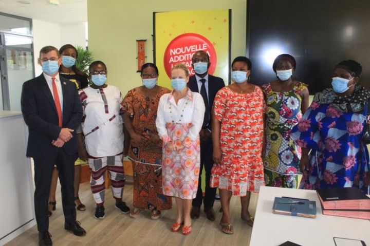 Signature d’un accord pour alphabétiser les femmes commerçantes à Abidjan