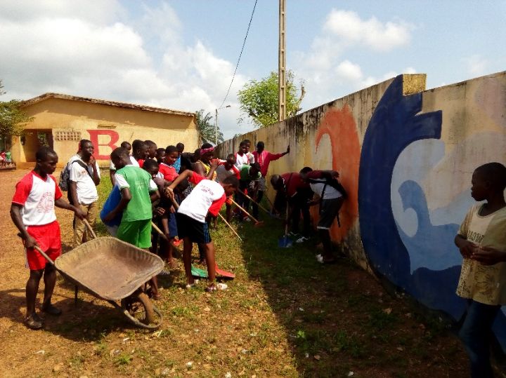 Les élèves engagés pour l’assainissement du lycée municipal de Sikensi