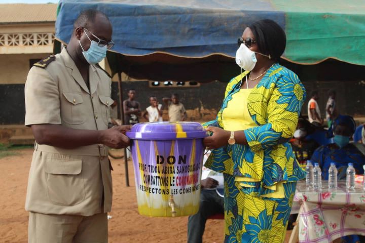 Sinfra : le professeur Koné Abiba Sanogo apporte son soutien aux populations de Huafla contre le covid-19