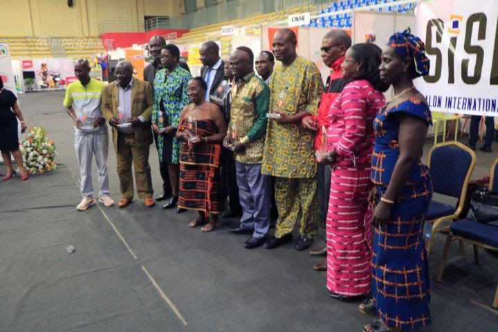 Dix neuf anciennes gloires célébrées à un salon des sports et loisirs à Abidjan