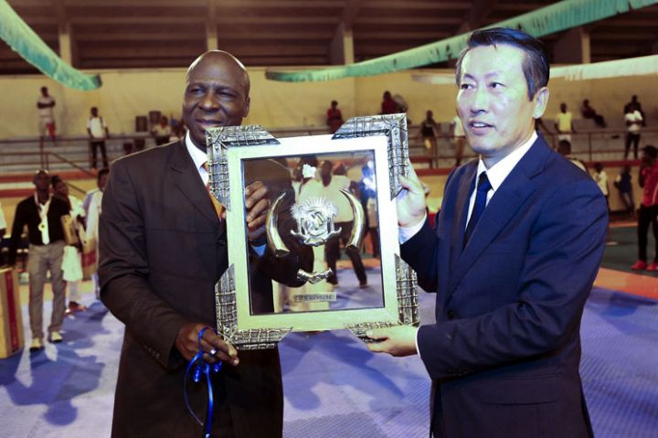 Taekwondo: L’Ambassadeur de Corée RHEE Yong-Il félicite BAMBA Cheick Daniel après son plébiscite à la tête de la Fédération