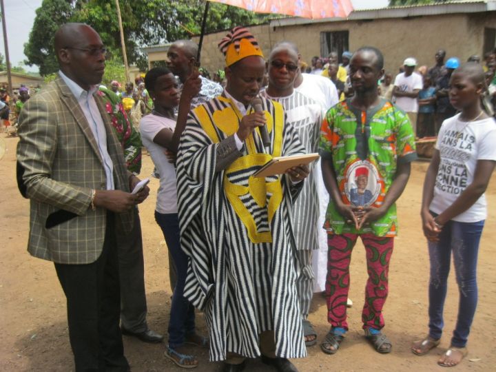 Korhogo-Tioroniaradougou / Remise de don en présence du sous préfet : Des bâches et chaises offertes par 63 chefs de villages