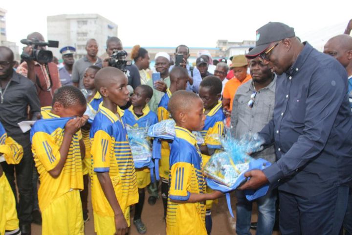 Treichville/Tournoi de Maracaña et distribution de kits scolaires : la municipalité soulage 300 parents d’élèves de l’Arras 3