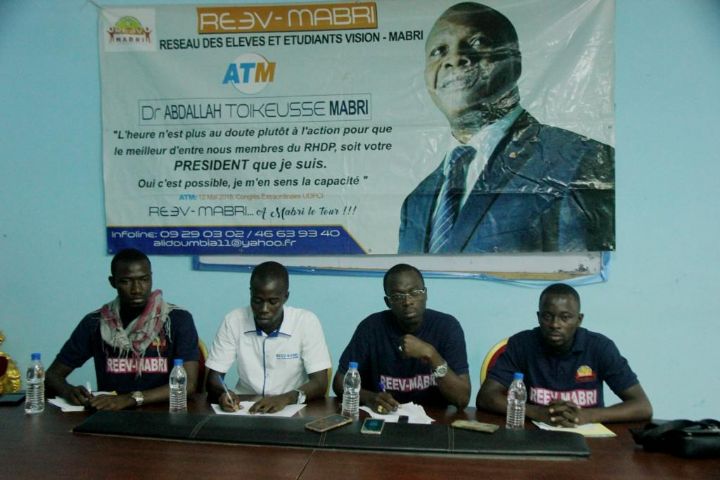 Des élèves et étudiants proches de Mabri Toikeusse disent non à la disparition des partis membres du RHDP, souhaite la candidature de leur mentor à la présidentielle 2020