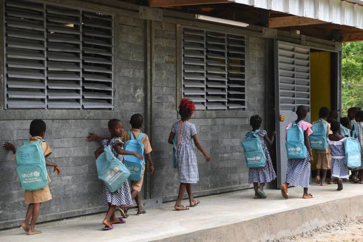 Côte d’Ivoire : l’UNICEF pose la première pierre  d’une usine de briques en plastique recyclé,  unique en son genre en Afrique