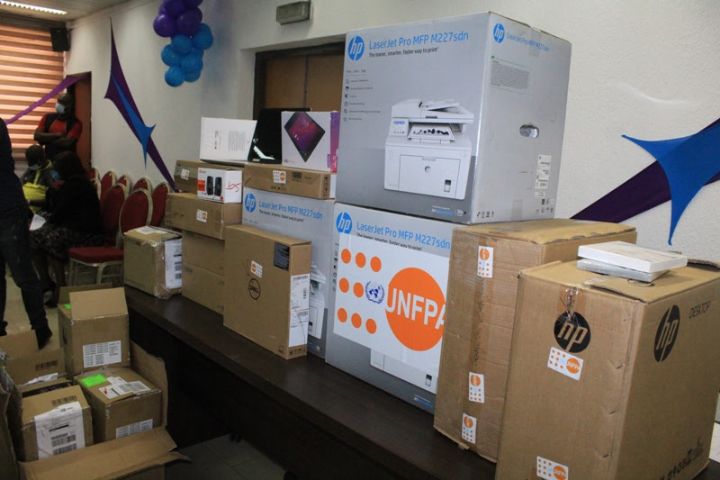 UNFPA remet du matériel informatique pour la qualité des services de soins aux femmes et aux filles