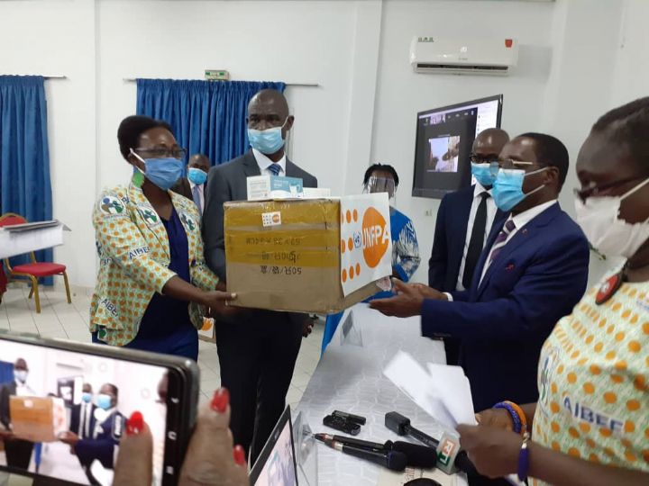 COVID-19: L’UNFPA offre des équipements de protection au ministère de la Santé