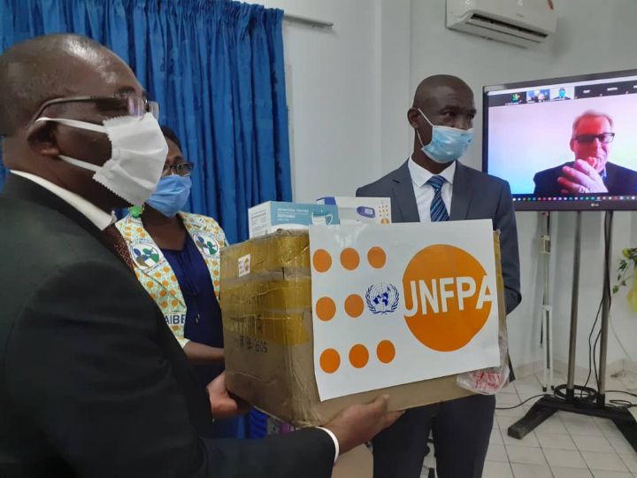 Le Fonds des Nations unies pour la population équipe le personnel soignant contre la Covid-19 en Côte d’Ivoire