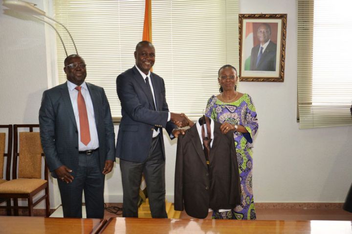 Université de Man/ les cent premiers étudiants inscrits reçoivent chacun une tenue