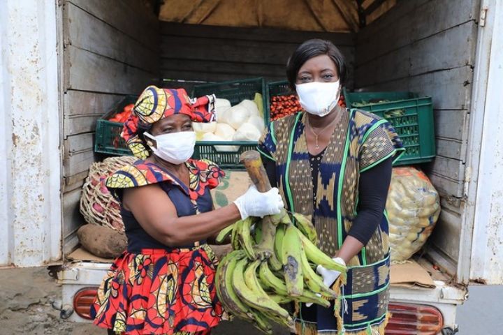Coronavirus/ prévention : La Ministre Mariatou Koné réceptionne l’appui en produits vivriers des femmes du marché Gouro de Treichville