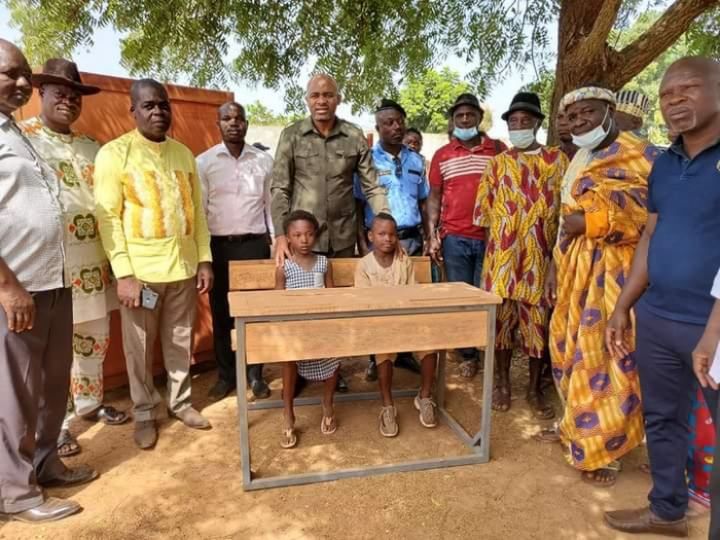 Vavoua : Le maire Kalou soulage des écoliers et des veuves