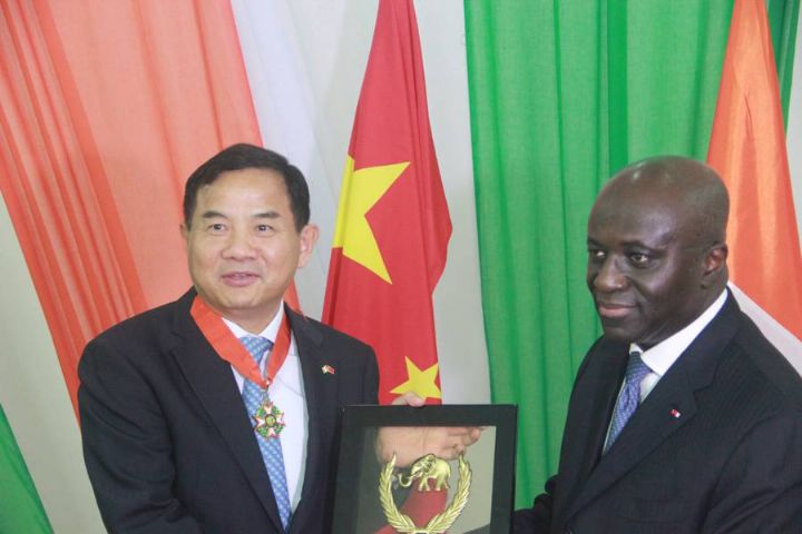L’ambassadeur de Chine S.E.M. TANG Weibin fait Commandeur de l’Ordre National de la Côte d’Ivoire