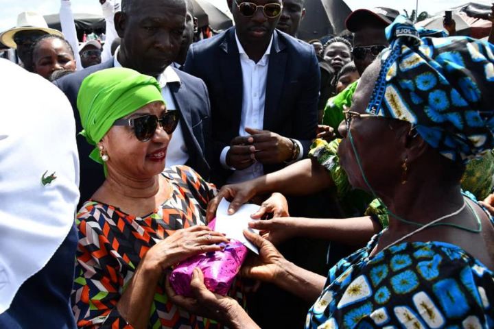 Au grand marché de Yamoussoukro: Mme Bédié salue le courage des femmes et offre des cadeaux