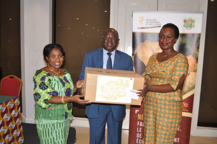 Tourisme et Loisirs / Coopération sino-ivoirienne : la province de Yunnan (Chine) offre des kits sanitaires au Ministère du Tourisme et des Loisirs