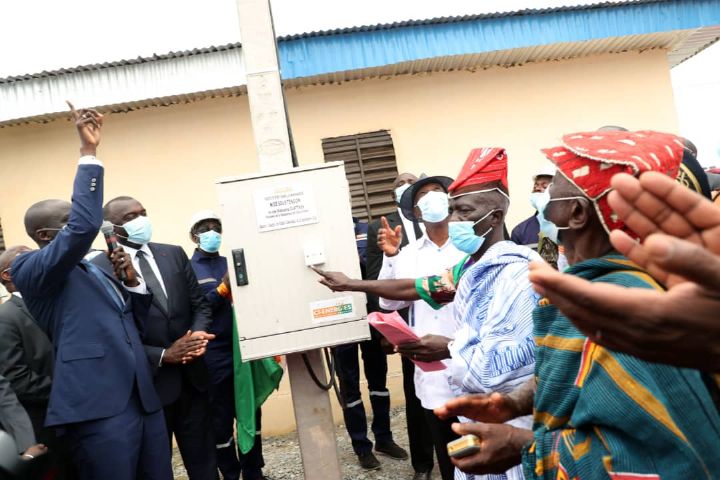 Electricité : le Président Alassane Ouattara met sous tension trois villages de Zuenoula
