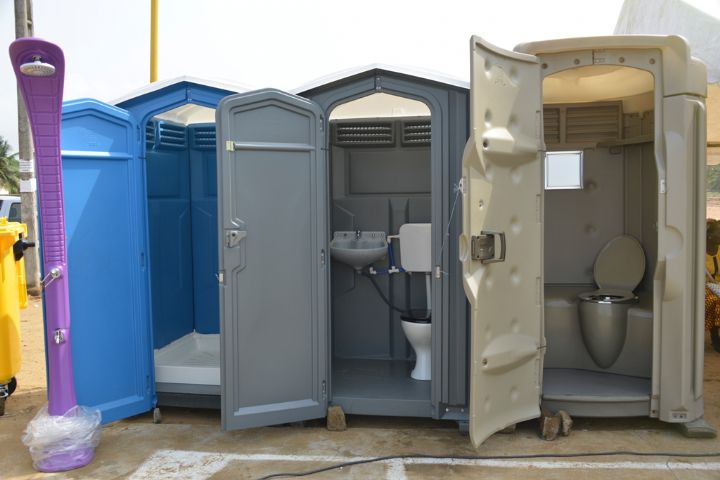 Accès aux toilettes publiques, Une question de dignité humaine
