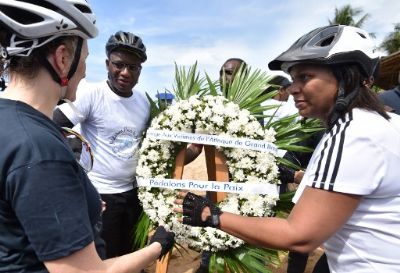 Cote d’Ivoire: hommage à vélo aux victimes de l’attentat Grand-Bassam en 2016