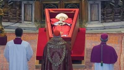 5 symboles sur le cercueil du pape François 