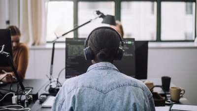 La pression exercée sur les femmes pour qu'elles soient sympathiques les freine-t-elle sur le lieu de travail ?