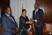Le Ministre Alain Lobognon reçoit le Mérite International de la Jeunesse conduite par Mme Saldanha Stainbank , Directrice exécutive