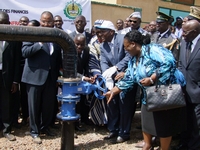 Daniel Kablan Duncan à l’inauguration du système d’adduction en eau de Man :  « aucune région ne sera laissée au bord du chemin du développement »