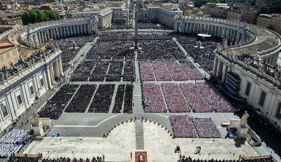 En images : les adieux des dirigeants du monde entier et des centaines de milliers de paroissiens au pape François à Rome