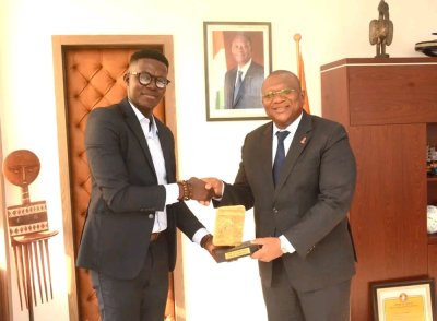 2è édition du Prix Cultura :  Cyprien Kouassi d’Abidjan.net, le meilleur journaliste culturel digital présente sa distinction au ministre de la communication