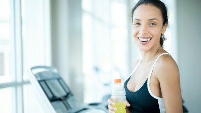 Qu'est-ce que les électrolytes et quelle est la meilleure façon de s'hydrater après l'exercice, selon les experts ?