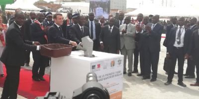 Les présidents Macron et Ouattara posent la première pierre du grand marché de Bouaké