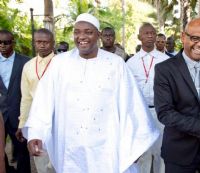 Le président Barrow rentre en Gambie une semaine après avoir prêté serment à Dakar