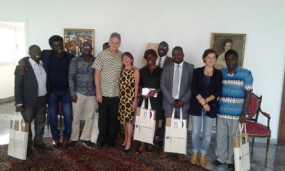 L’ambassadeur d’Allemagne remet des ordinateurs à des journalistes ivoiriens