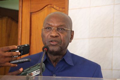 Le ministre Pascal Abinan offre des cadeaux de Noël aux enfants en situation de handicap