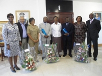 Remise de cadeaux au Directeur Général des Douanes à l’ occasion de la fête des Pères