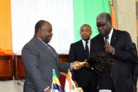 District d’Abidjan: Ali Bongo Ondimba fait citoyen d’honneur et chef traditionnel