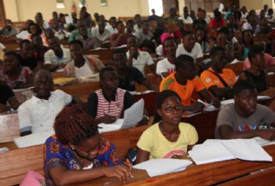 Bourses d’études universitaires : plus de 15 milliards de FCFA octroyés à 38 000 étudiants en 2017-2018