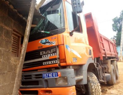 Drame évité au km 17 : un gros camion de ramassage de sable finit sa course dans une maison